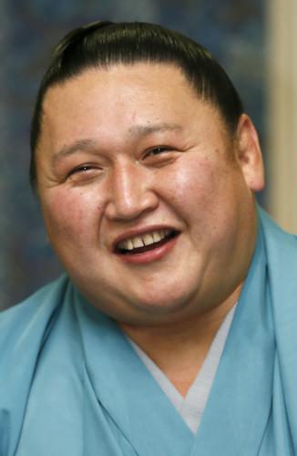 大相撲夏場所での最年長初優勝から一夜明け、記者会見で笑顔を見せる旭天鵬