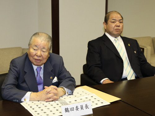 会見する鶴田委員長（左）と八角理事