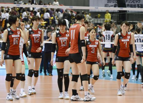 韓国に敗れ肩を落とす木村（左から２人目）ら日本チーム