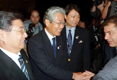 第１次選考を通過し笑顔を見せる東京招致委員会の竹田恒和理事長（左から２人目）ら
