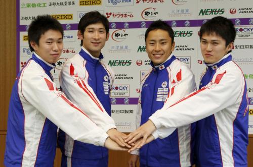 ロンドン五輪の男子フルーレ代表に選ばれ、記者会見でポーズをとる（左から）淡路卓、三宅諒、太田雄貴、千田健太