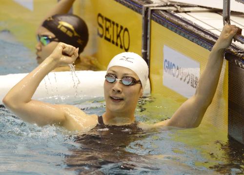 女子１００メートル背泳ぎ決勝　日本新で優勝し、ガッツポーズで喜ぶ寺川綾
