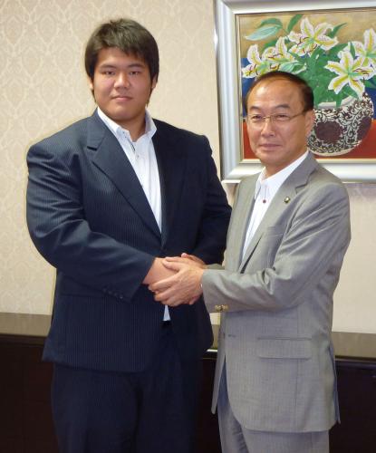 千葉県市川市の大久保博市長（右）を表敬訪問した、ロンドン五輪柔道男子１００キロ超級代表の上川大樹