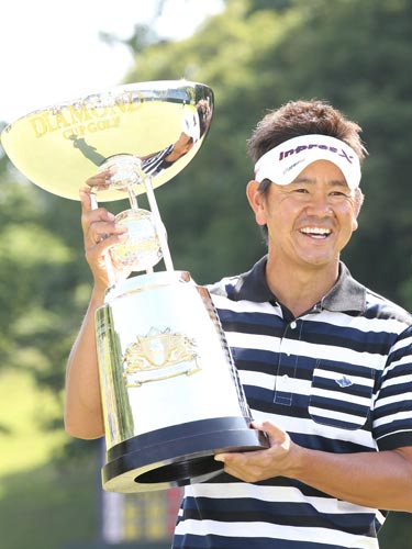 優勝した藤田は笑顔でトロフィーを掲げる