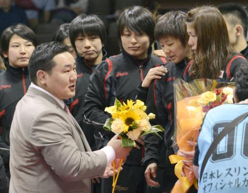 優勝した吉田沙保里（右端）ら日本の選手に花束を手渡す元横綱朝青龍のドルゴルスレン・ダグワドルジ氏（手前左）