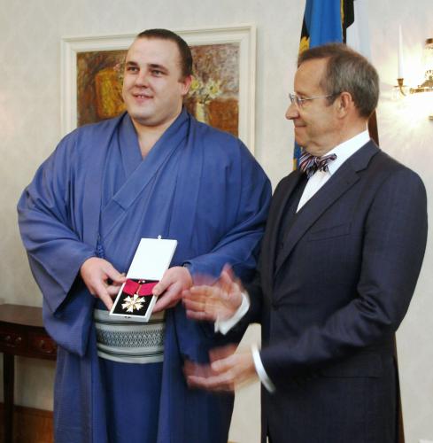 エストニアのイルベス大統領（右）から「白星勲章」を授与され笑顔を見せる把瑠都