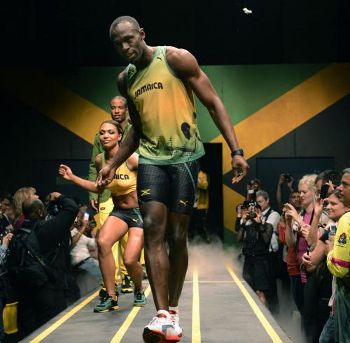 ロンドン五輪のジャマイカ代表の公式ウエアを披露するウサイン・ボルト