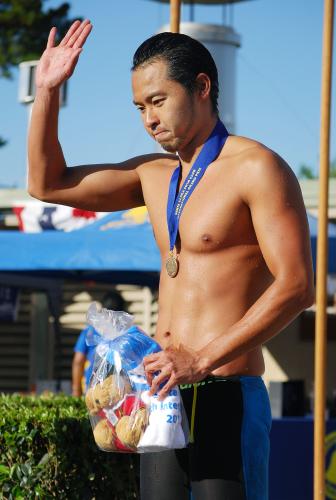 サンタクララ国際の男子２００メートル平泳ぎで優勝し、表彰台で声援に応える北島康介