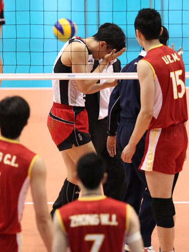 ＜日本・中国＞試合前練習で宇佐美（中央）は中国選手から右目にボールをぶつけられコートから引きあげる
