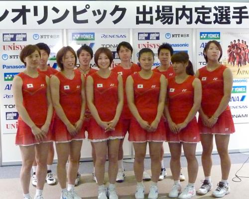 写真に納まる（前列左から）前田美順、末綱聡子、潮田玲子らバドミントン五輪代表の選手たち。後列左から３番目は池田信太郎