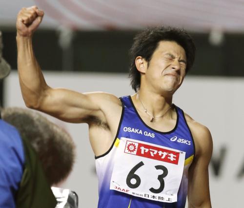 男子１００メートルで五輪出場を決め、ガッツポーズで喜ぶ江里口匡史