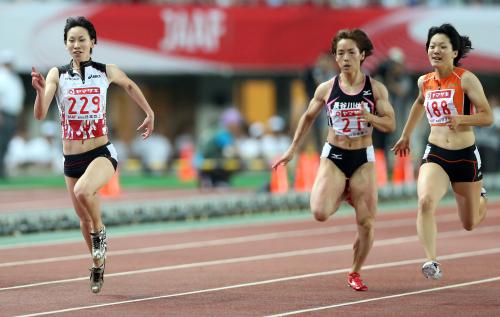 女子１００メートル決勝で土井（右）らを下して優勝を飾った福島（左）
