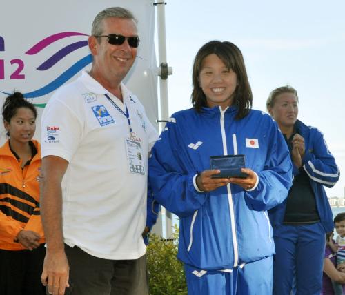 ロンドン五輪出場権を獲得し、表彰される貴田裕美（手前右）