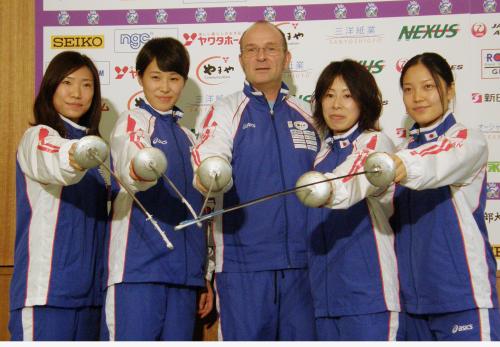 ロンドン五輪のフェンシング女子フルーレ代表が発表され、ポーズをとる（左から）平田京美、西岡詩穂、アンドレア・マグロコーチ、菅原智恵子、池端花奈恵