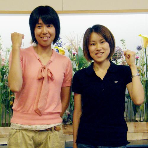米高地合宿へ出発する女子マラソンの重友（左）と尾崎