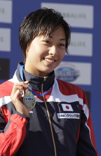 女子平泳ぎ１００メートルで２位となった鈴木