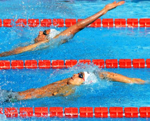 男子１００メートル背泳ぎ決勝　カミーユ・ラクール（上）を抑え優勝した入江陵介