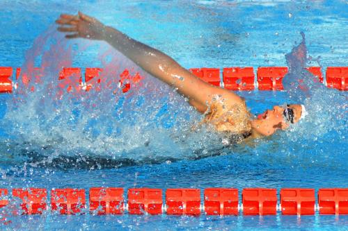 女子１００メートル背泳ぎで優勝した寺川綾