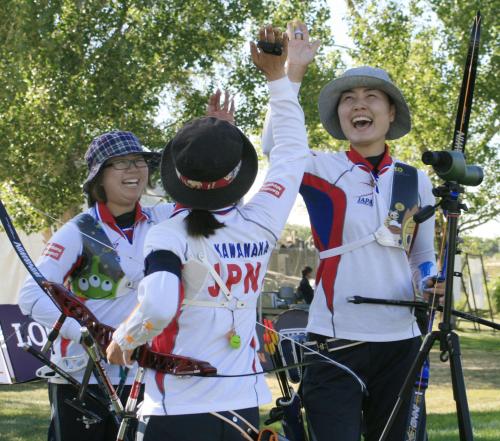 ロンドン五輪・アーチェリー女子団体で出場を決めて喜ぶ（左から）蟹江、川中、早川