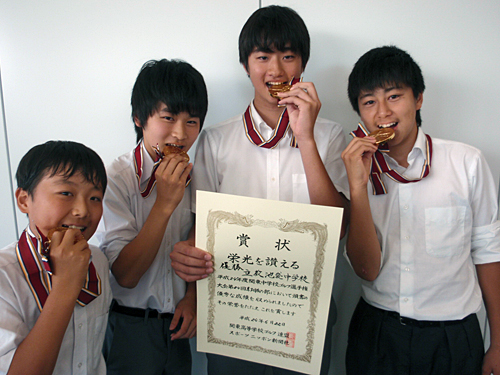 男子団体の部優勝の立教池袋のメンバー（左から）笹井、青木、森川、塚本