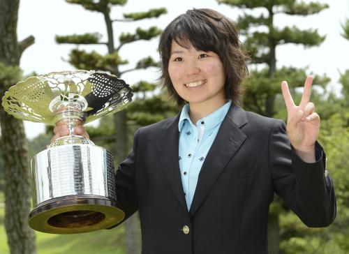 ゴルフの日本女子アマチュア選手権で２連覇し、トロフィーを手に笑顔の比嘉真美子