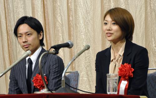 記者会見で意気込みを話すバドミントン混合ダブルスでロンドン五輪代表の潮田玲子（右）と池田信太郎
