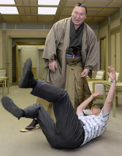 記念撮影で河村たかし名古屋市長を投げ倒し、おどけた表情を見せる横綱白鵬関