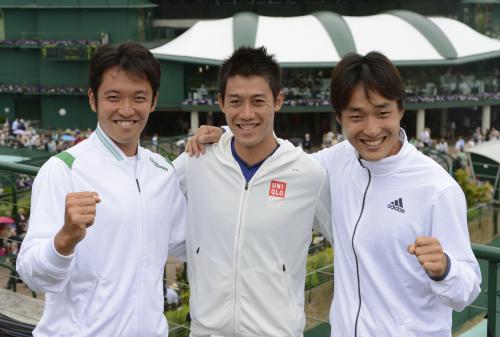 ロンドン五輪出場が決まり、笑顔を見せる（左から）伊藤竜馬、錦織圭、添田豪