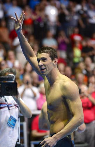 競泳のロンドン五輪米国代表選考会の男子２００メートルバタフライを制し、声援に手を振るマイケル・フェルプス