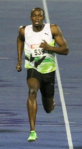 ジャマイカ選手権の男子１００メートル予選、１着でゴールするウサイン・ボルト
