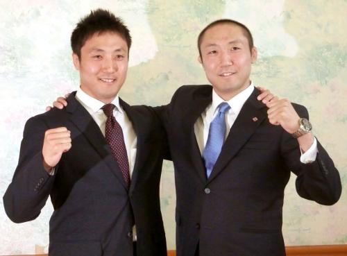 双子の兄正彦さん（左）と肩を組みポーズをとる、白血病治療中のレスリングの長島和幸