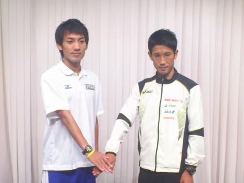 札幌国際ハーフへ気合を高めるロンドン五輪男子マラソン代表の藤原（右）と山本
