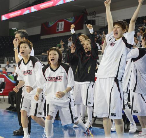 ＜日本・韓国＞ベンチで得点を喜ぶ大神（左）、吉田（左から２人目）、間宮（右）ら日本チーム
