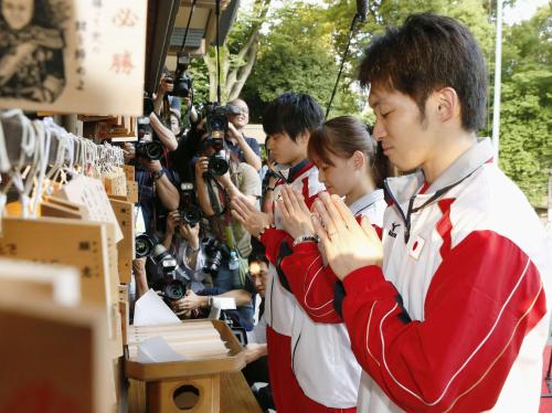 必勝祈願の絵馬を奉納する、ロンドン五輪体操代表の（手前から）田中和仁、理恵、佑典の３きょうだい