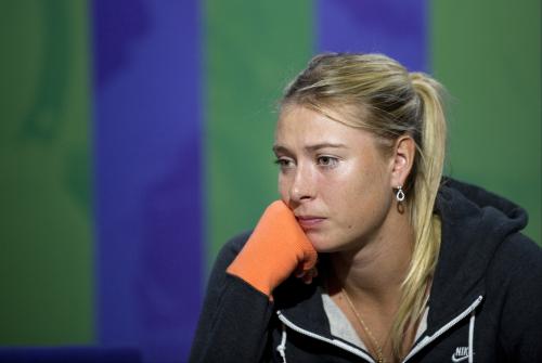 ウィンブルドン選手権女子シングルス４回戦、４回戦で敗退し、試合後、落胆の表情を見せる第１シードのマリア・シャラポワ