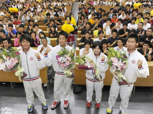 中京大で開かれたロンドン五輪、パラリンピックの壮行会でガッツポーズする（左から）佐藤圭太、山本聖途、市川華菜、中村明彦の４選手