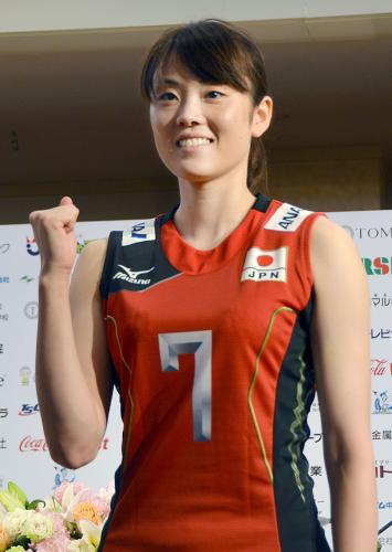 記者会見で抱負を語る、ロンドン五輪バレーボール女子日本代表の山口舞