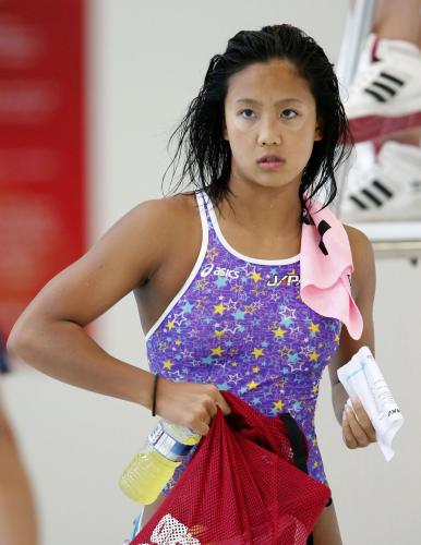 ロンドン五輪競泳代表の事前合宿で、練習を終えた渡部香生子