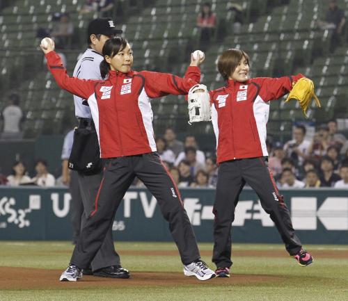＜西・楽＞始球式をするロンドン五輪トライアスロン女子日本代表の足立真梨子（左）と井出樹里