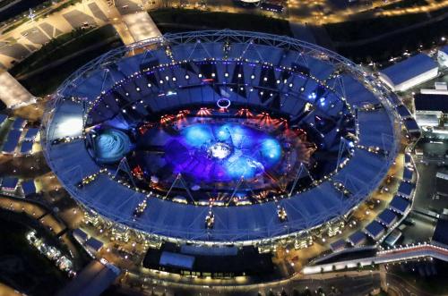 青く浮かび上がった五輪スタジアム。ロンドン五輪の開会式まで３週間となり、照明のテストが行われていた
