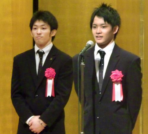 出身地和歌山の県人会に出席したロンドン五輪体操男子代表の田中和仁（左）と佑典
