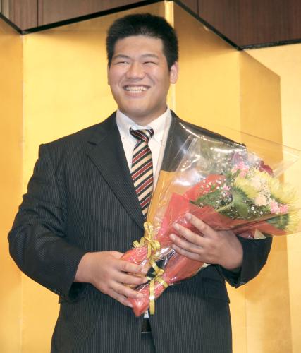 壮行会で花束を受け取り笑顔のロンドン五輪柔道男子１００キロ超級代表の上川大樹