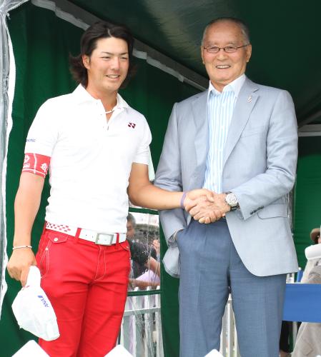通算１５アンダーでホールアウトし長嶋茂雄大会名誉会長（右）と握手する石川遼
