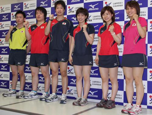 新ウエアを着てポーズをとる卓球日本代表の（左から）丹羽、岸川、水谷、石川、福原、平野