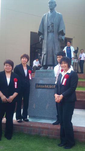 嘉納治五郎の銅像前で写真に納まる柔道代表（左から）杉本、福見、平岡、緒方