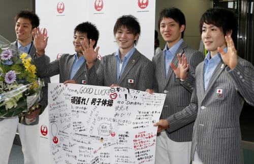 寄せ書きを手に笑顔で出発する五輪体操男子日本代表の選手たち。（左から）田中和仁、山室光史、内村航平、田中佑典、加藤凌平