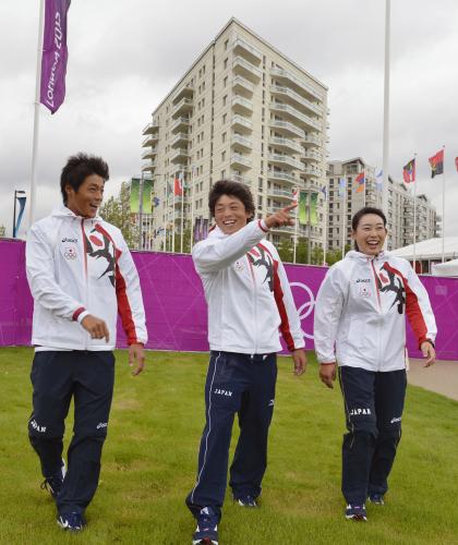 日本選手第１号で選手村に入村したカヌーの（左から）羽根田、矢沢、海渕の３選手