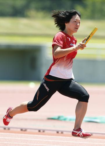 女子４００メートルリレーの練習をする土井杏南