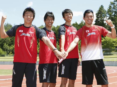 笑顔で記念写真に納まる（左から）中野弘幸、東佳弘、高瀬慧、金丸祐三の男子１６００メートルリレーメンバー