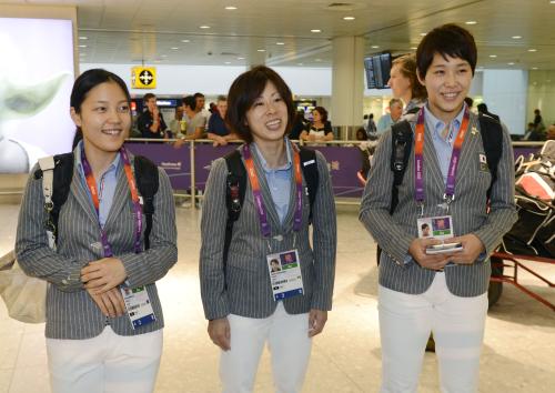 ロンドンのヒースロー空港に到着し、笑顔で質問に答えるフェンシング女子代表の（左から）池端花奈恵、菅原智恵子、西岡詩穂